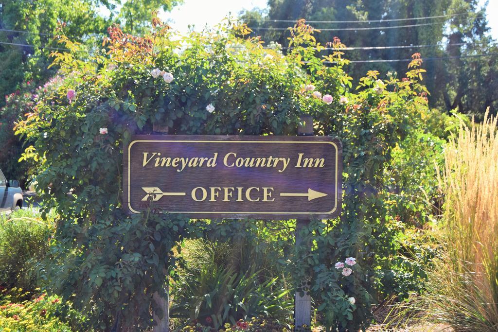 Vineyard Country Inn St. Helena Exteriör bild